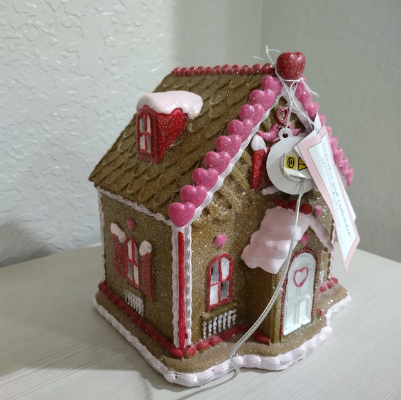 Cupcakes Cashmere Pink Gingerbread House Valentine's Day Heart Frosted Candy NWT - Picture 6 of 6